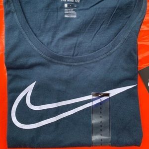 Women’s NIKE T-SHIRT Graphic Crew Athletic Fit Tee